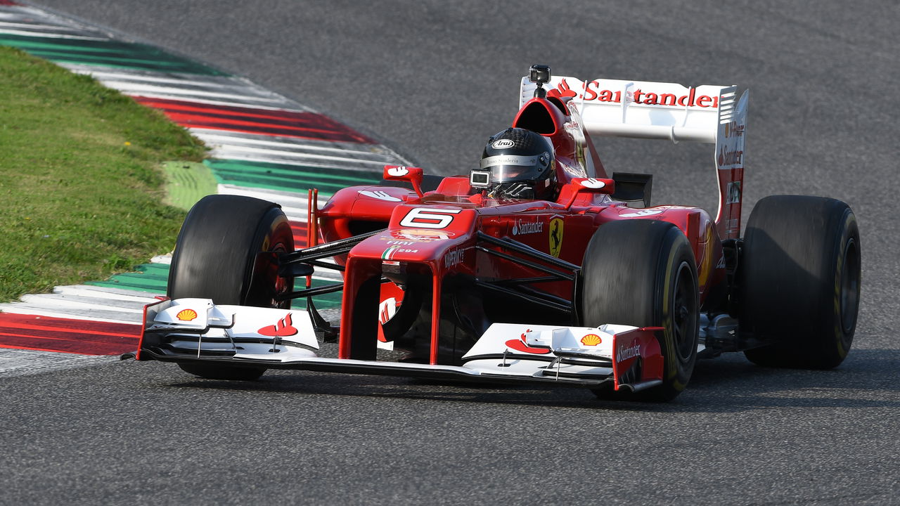 Equipe da Scuderia Ferrari celebrando uma vitória emocionante nas pistas de corrida