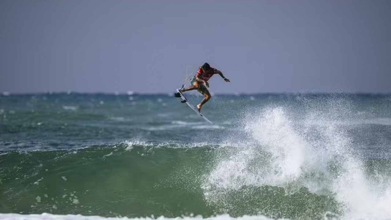 Filipe Toledo comemora a vitória sobre Julian Wilson na etapa de Gold Coast