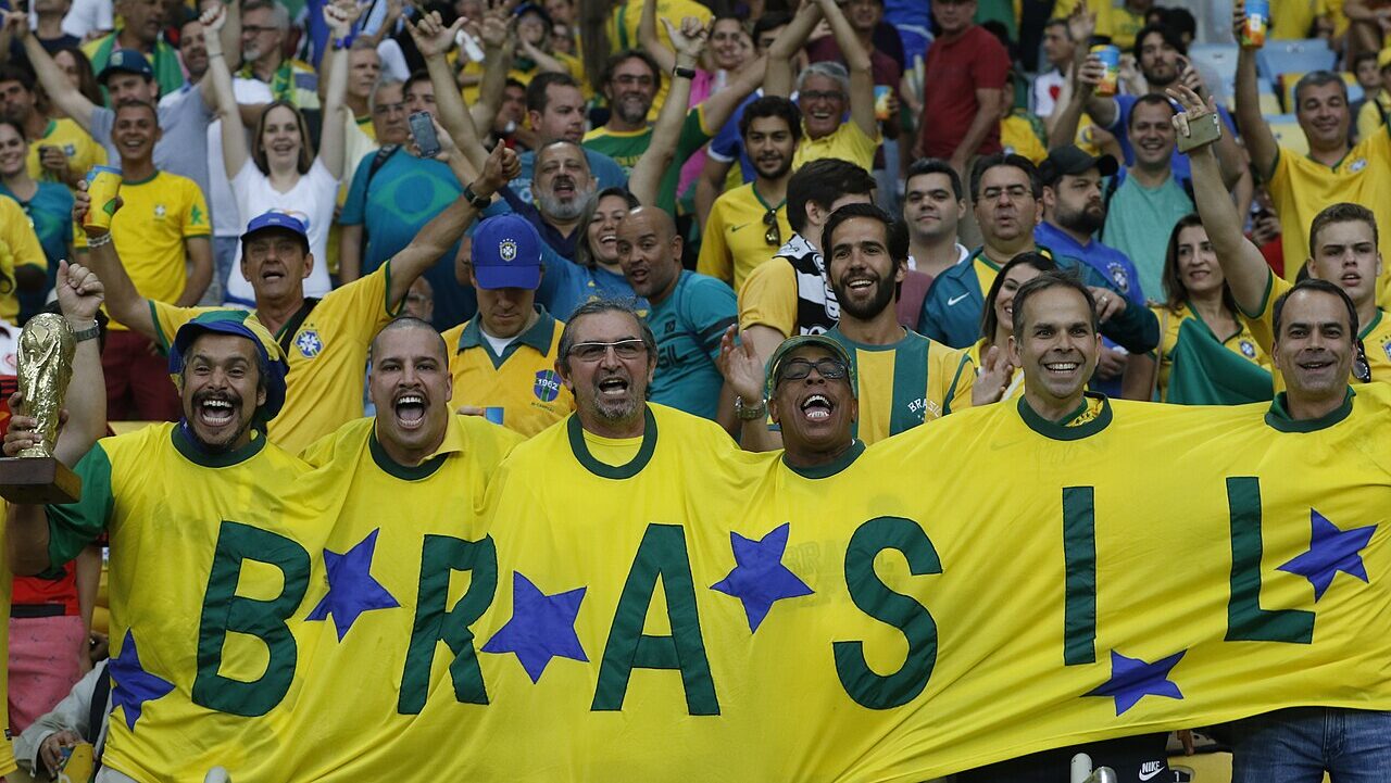 Filme de futebol retratando um momento histórico no estádio com jogadores e torcedores emocionados.