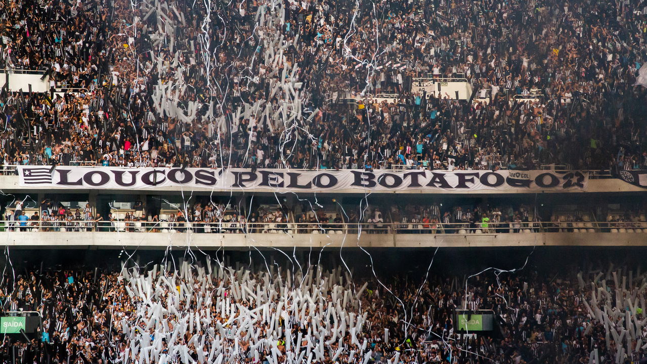 Atlético-MG e Botafogo duelando pela taça da Libertadores em partida emocionante