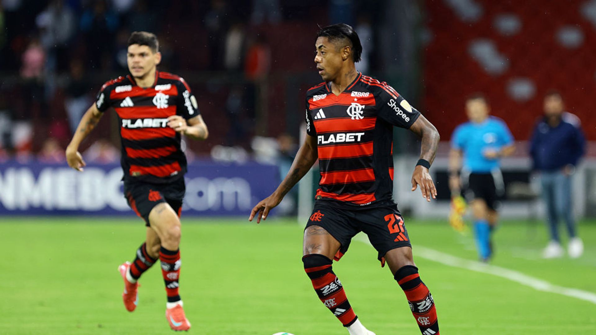 Logo do Flamengo e do Botafogo-PB no gramado durante um jogo emocionante