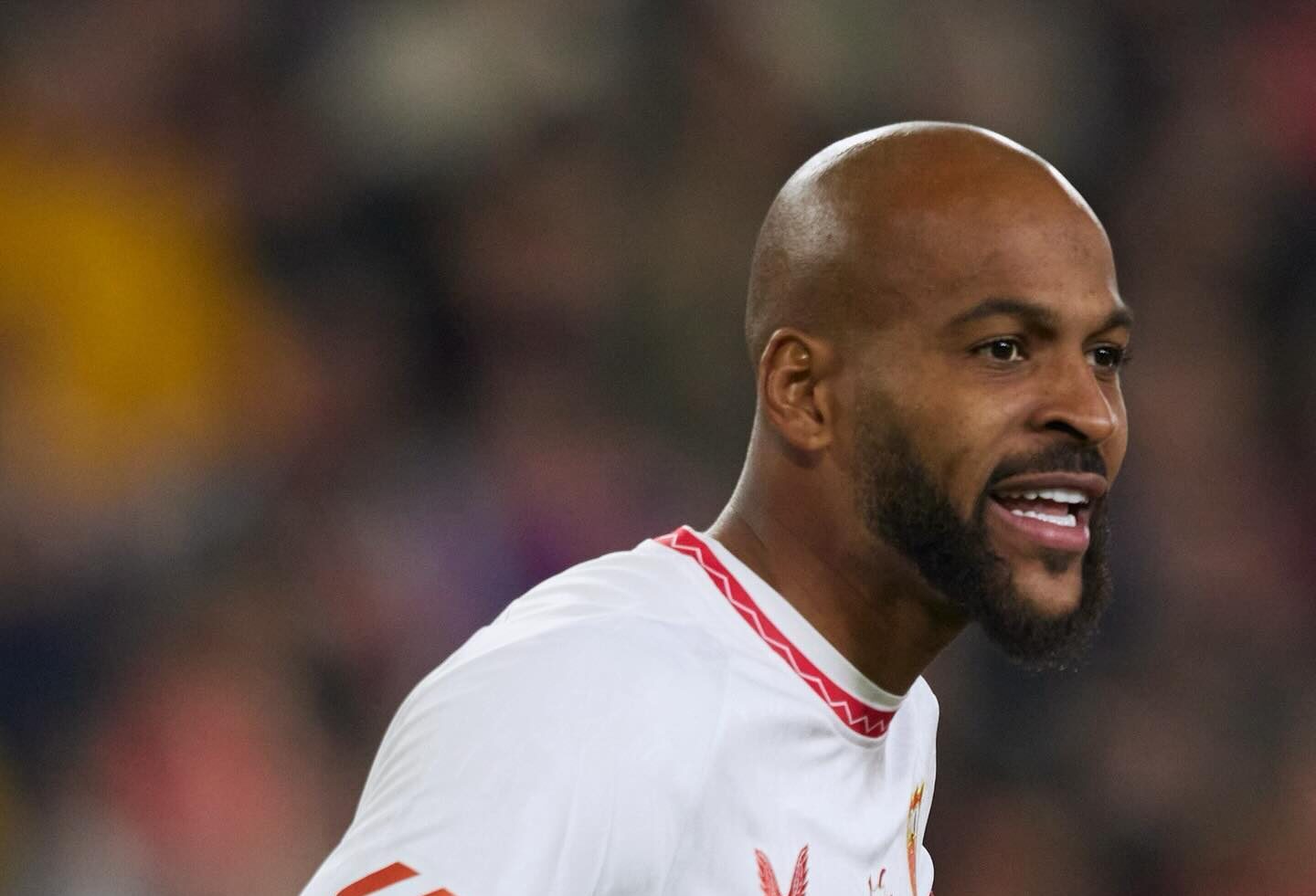 Zagueiro do Sevilla no campo de jogo