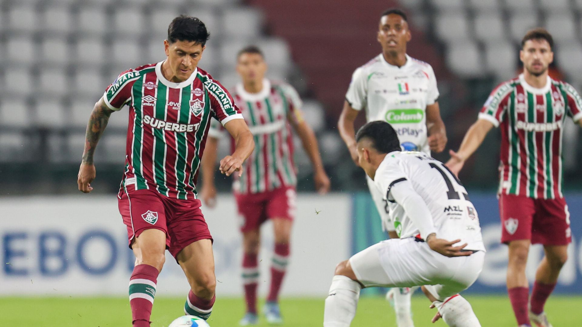 Equipes do Fluminense e Once Caldas em campo