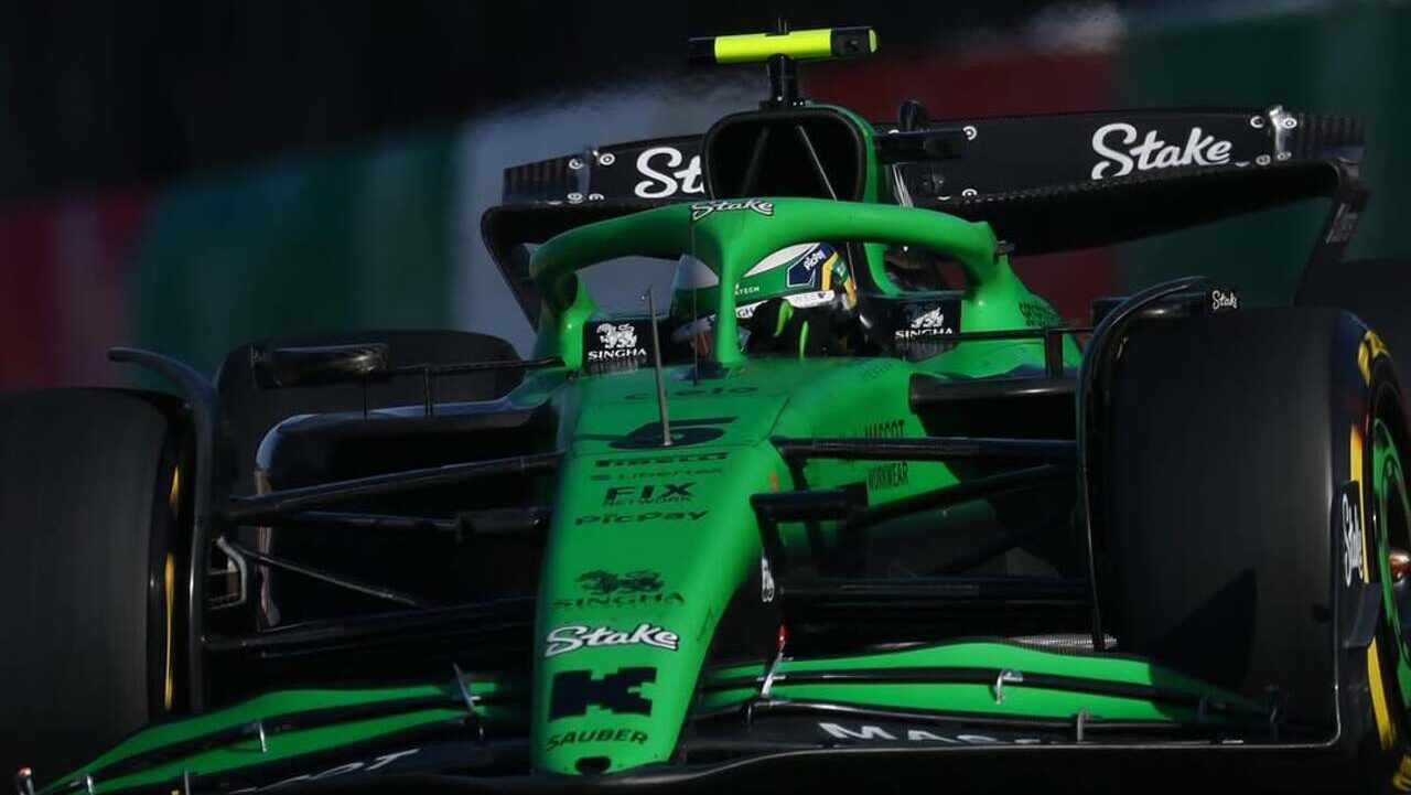 Carro de Fórmula 1 em alta velocidade