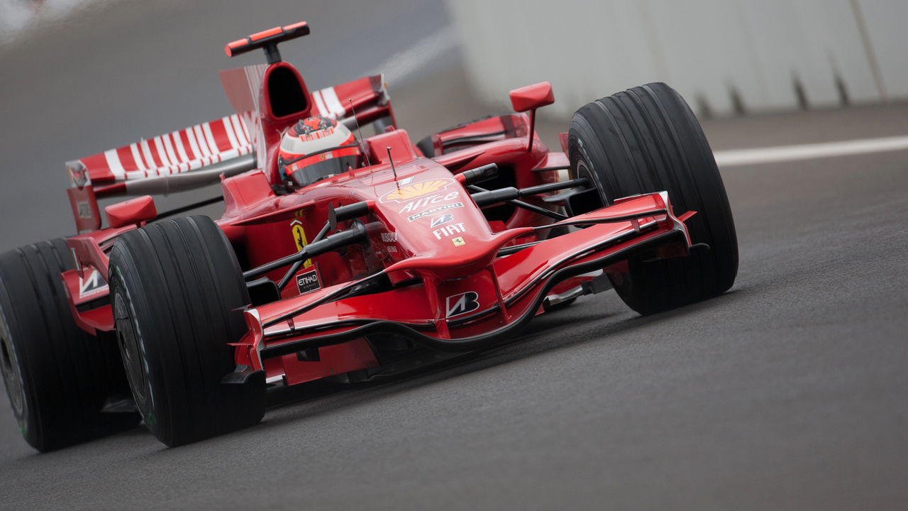 Carros de corrida na pista durante a temporada 2025 da Fórmula 1