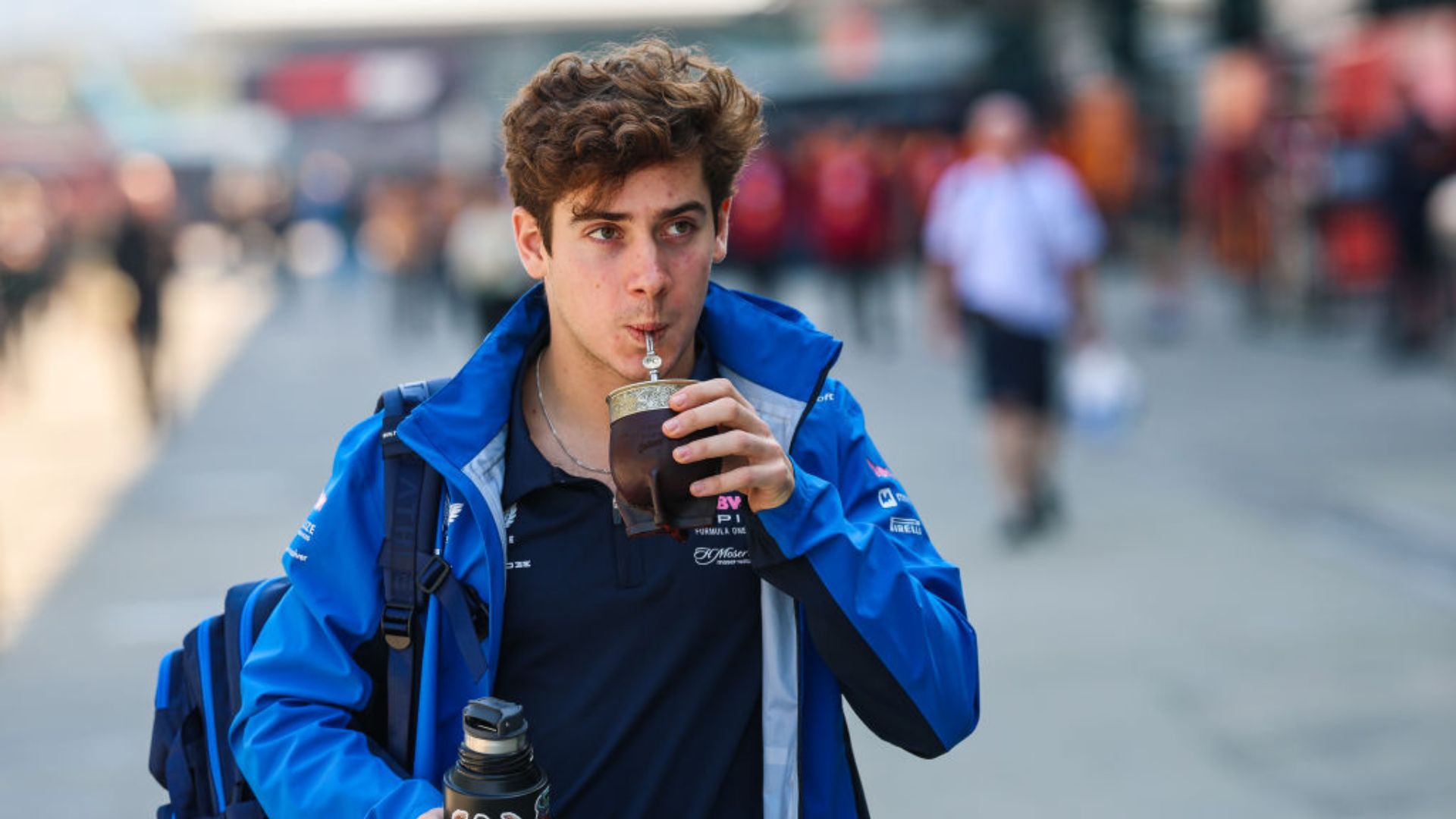 Franco Colapinto, o novo piloto titular da Alpine na Fórmula 1, pronto para competir e trazer inovação para a equipe.