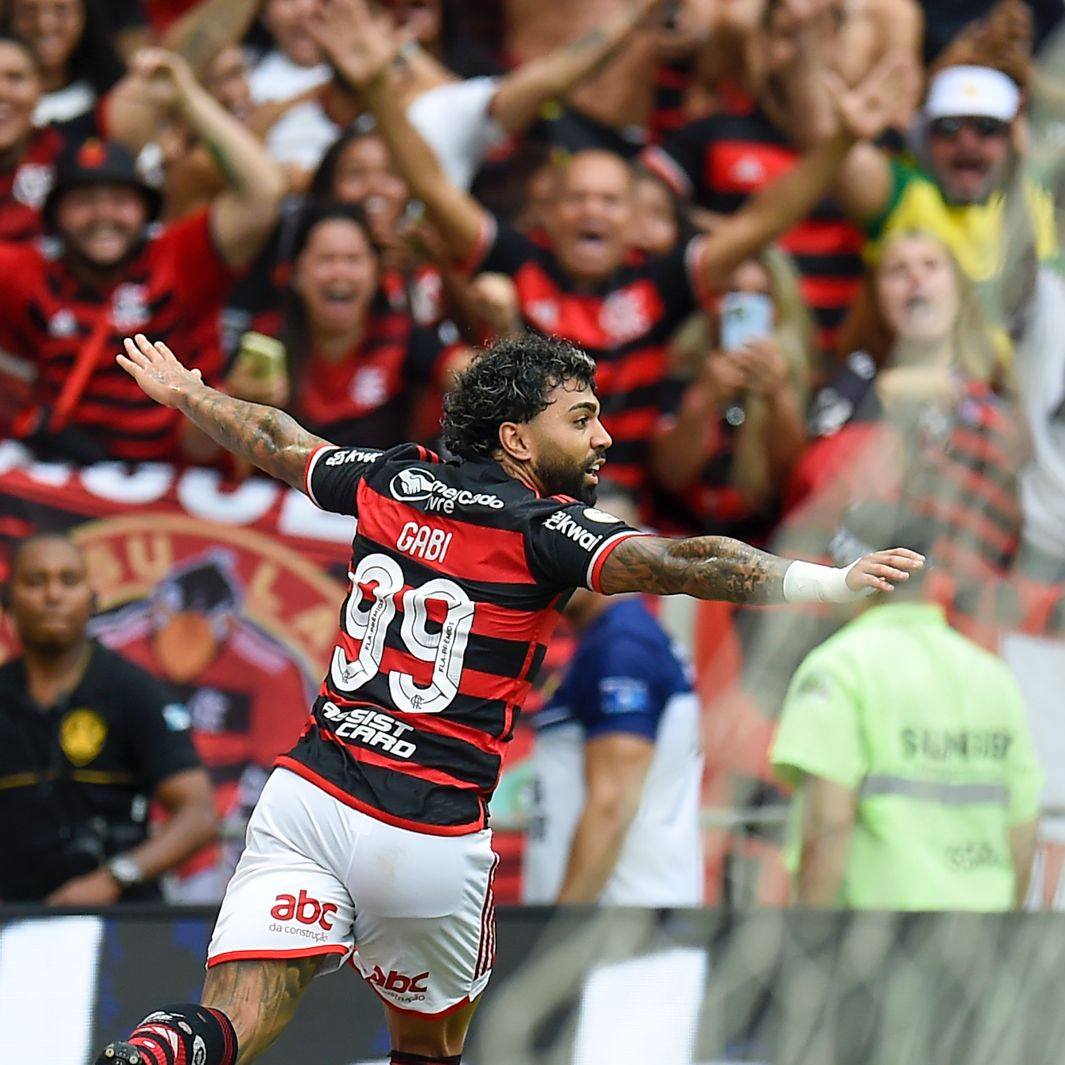 Gabigol em campo representando o Flamengo e o Cruzeiro