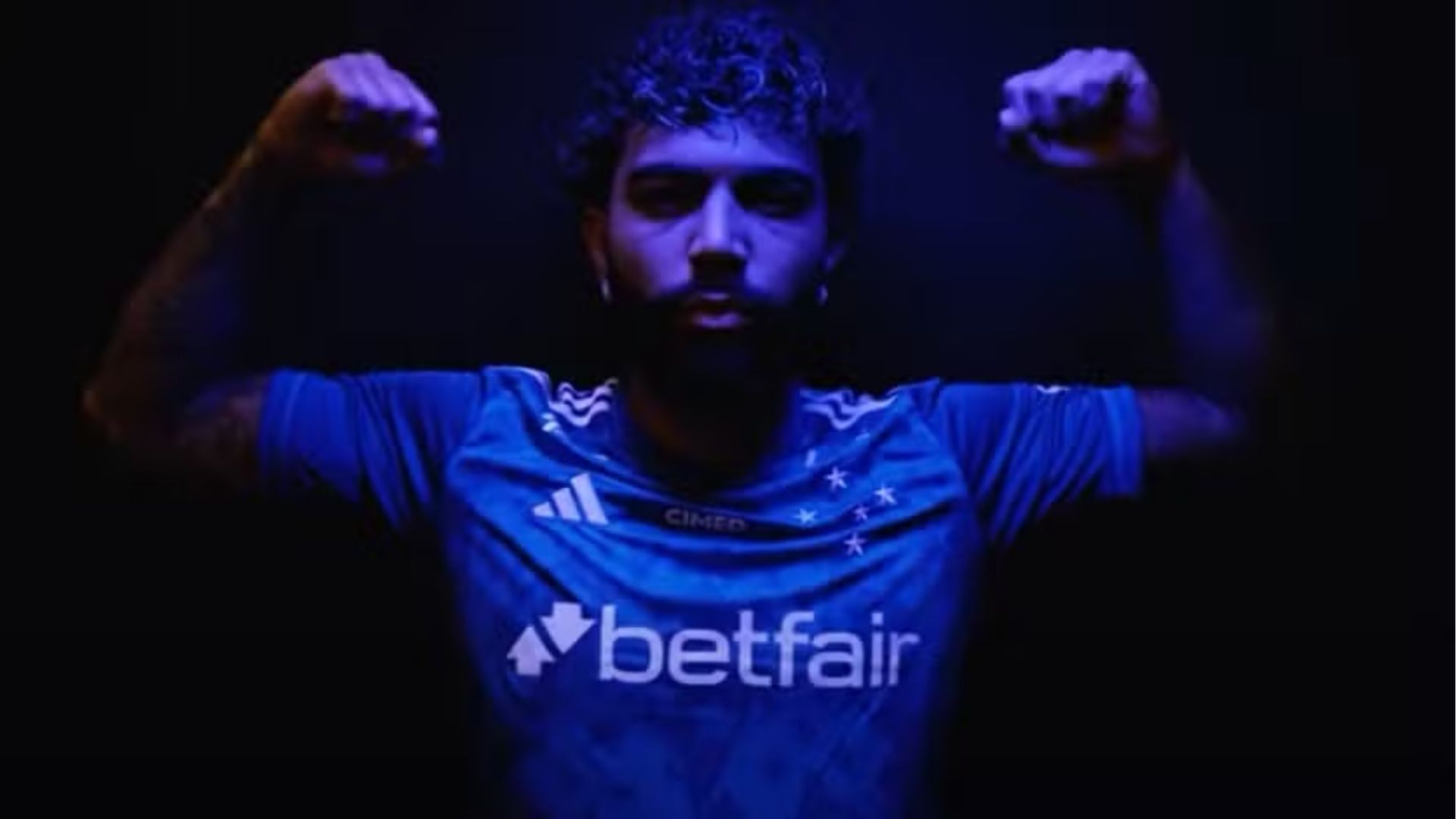 Gabigol se prepara para entrar em campo com a camisa do Cruzeiro