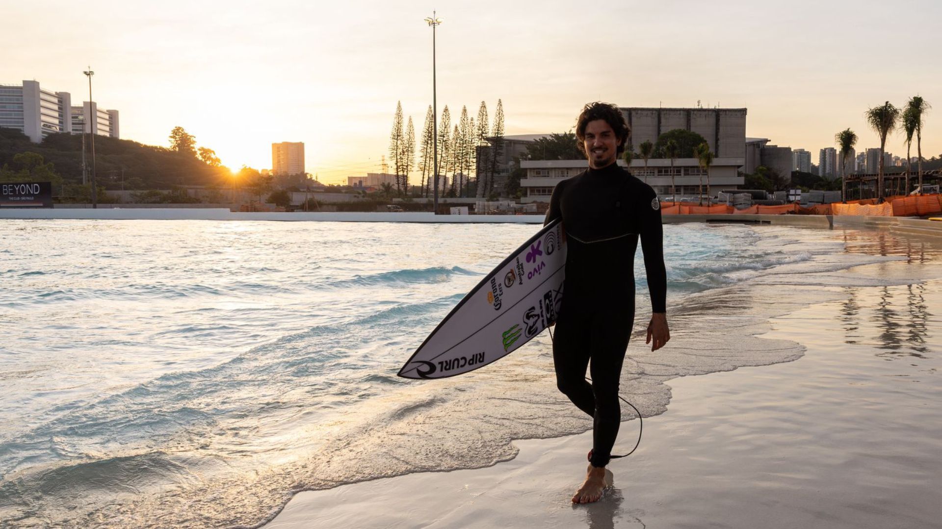 Gabriel Medina surfando na maior piscina de ondas do mundo no Beyond The Club