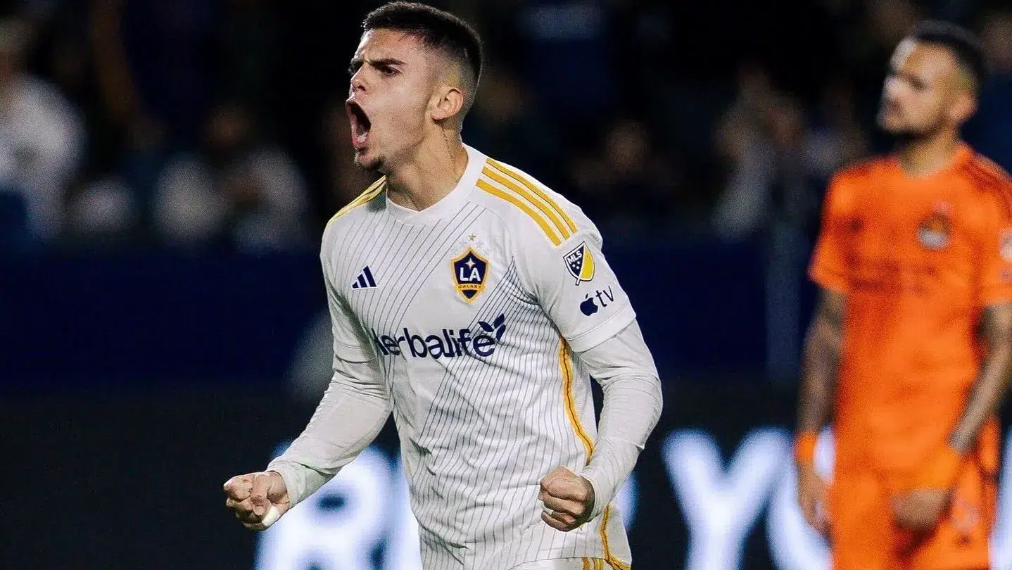 Gabriel Pec segurando seu prêmio como Contratação do Ano da MLS 2024