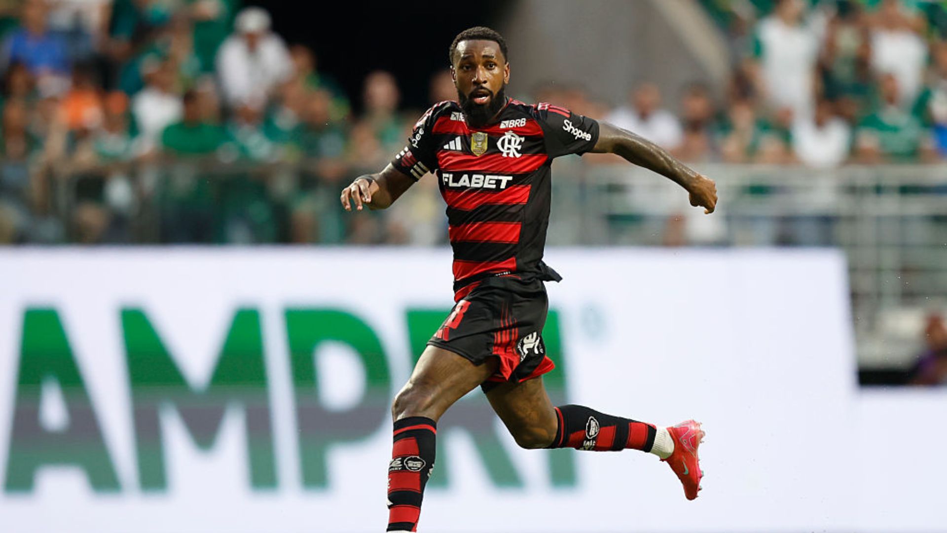 news.img_alt Gerson em campo durante partida do Flamengo