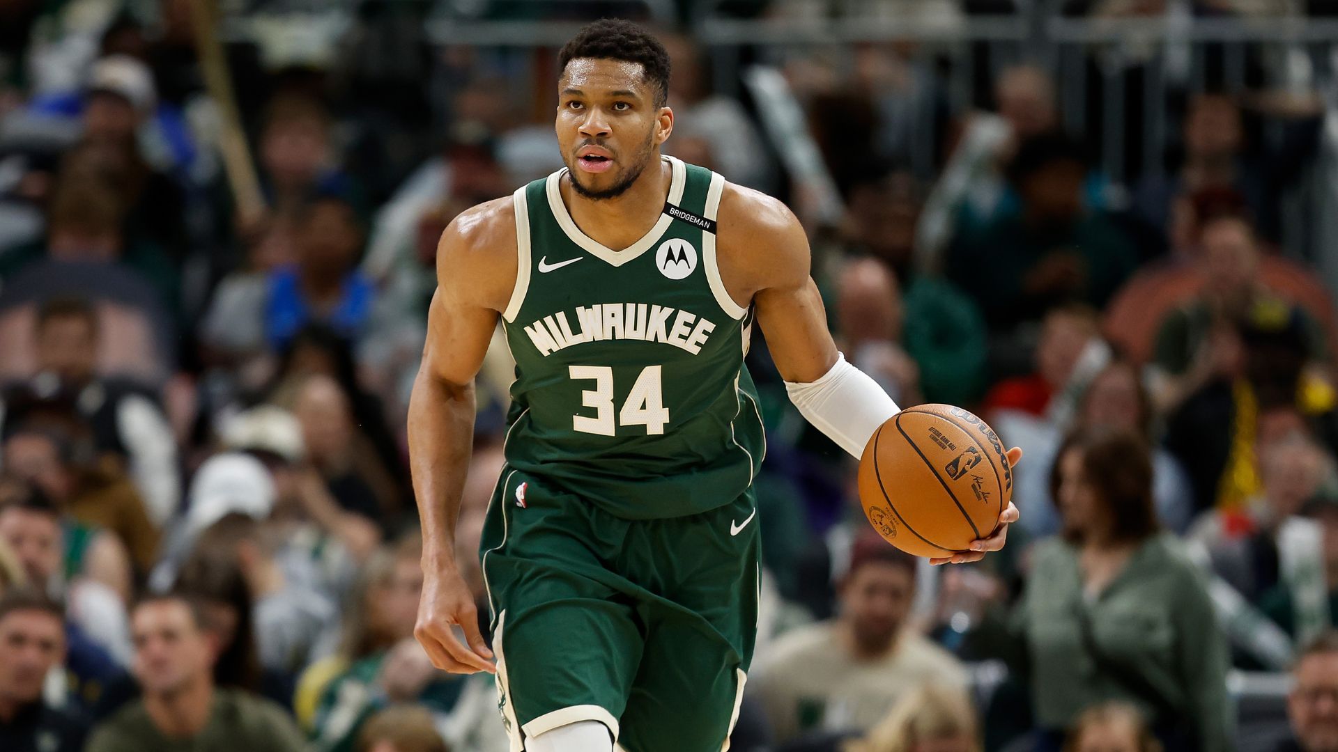 Giannis Antetokounmpo jogando basquete