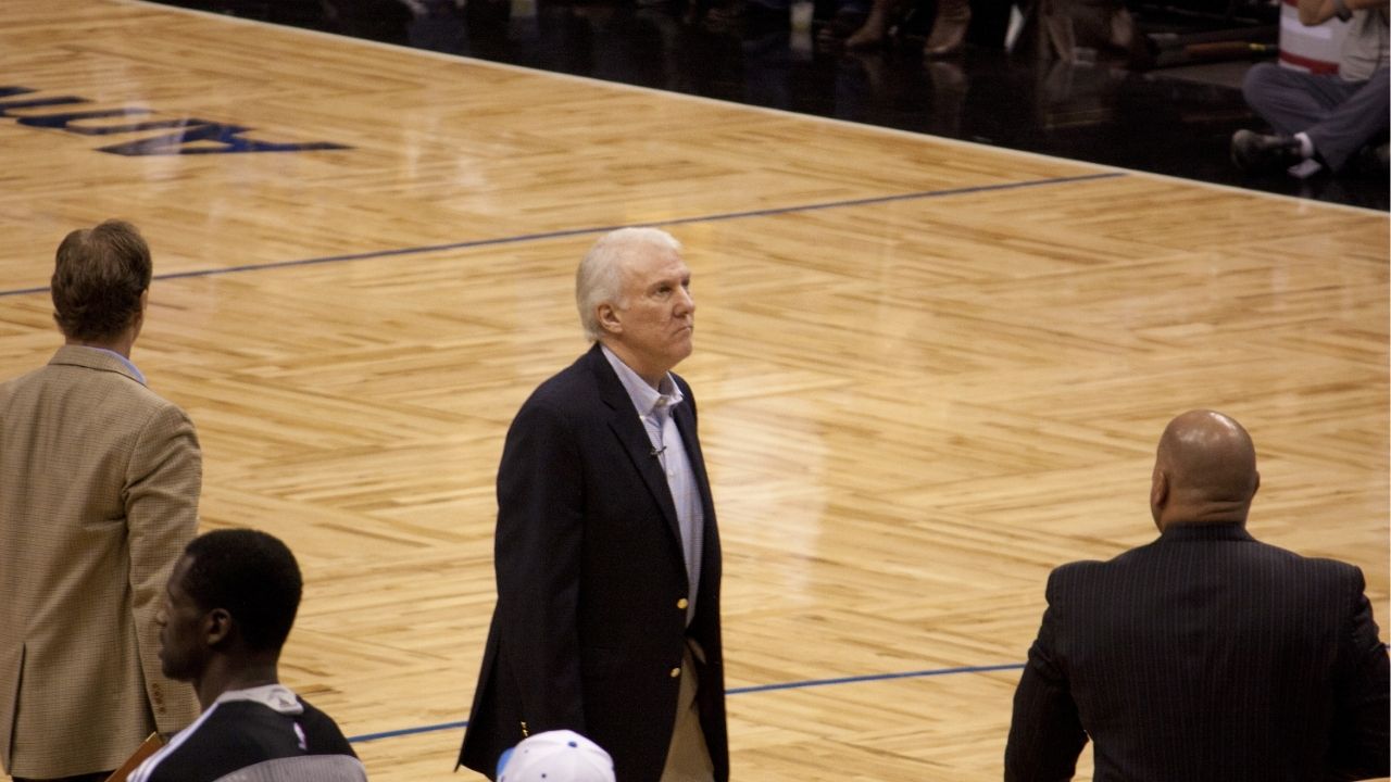 Gregg Popovich, um dos maiores treinadores de basquete da história, exerce influência duradoura no esporte
