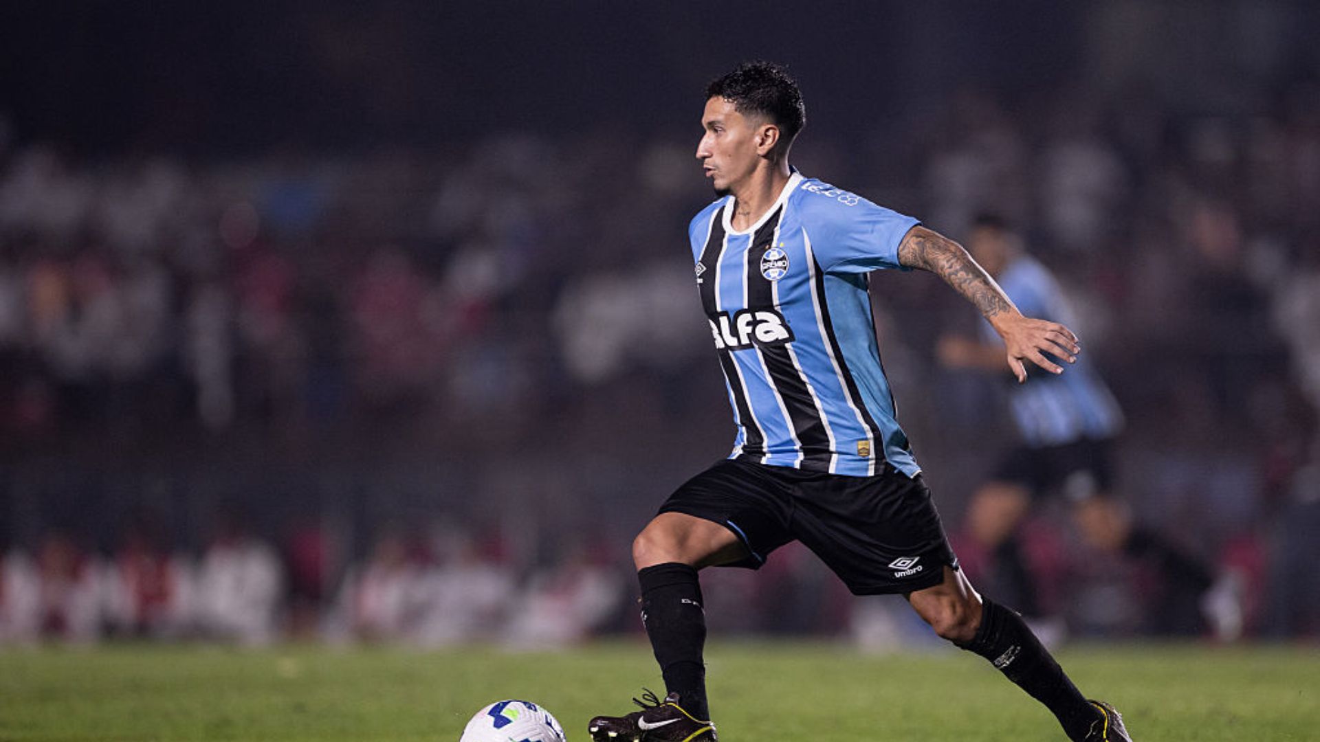 Jogador do Grêmio comemora gol na partida contra o Sportivo Luqueño