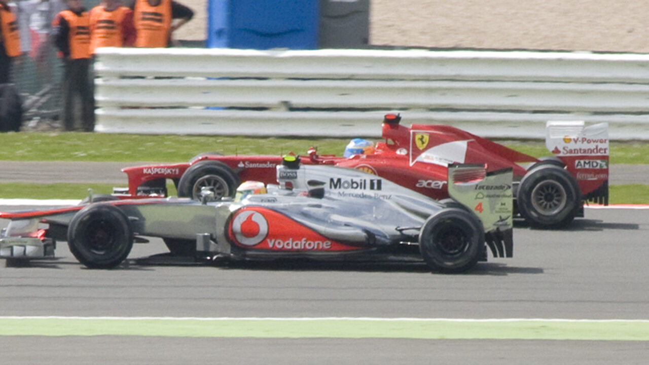 Hamilton e Felipe Massa competindo na pista em uma prova emocionante