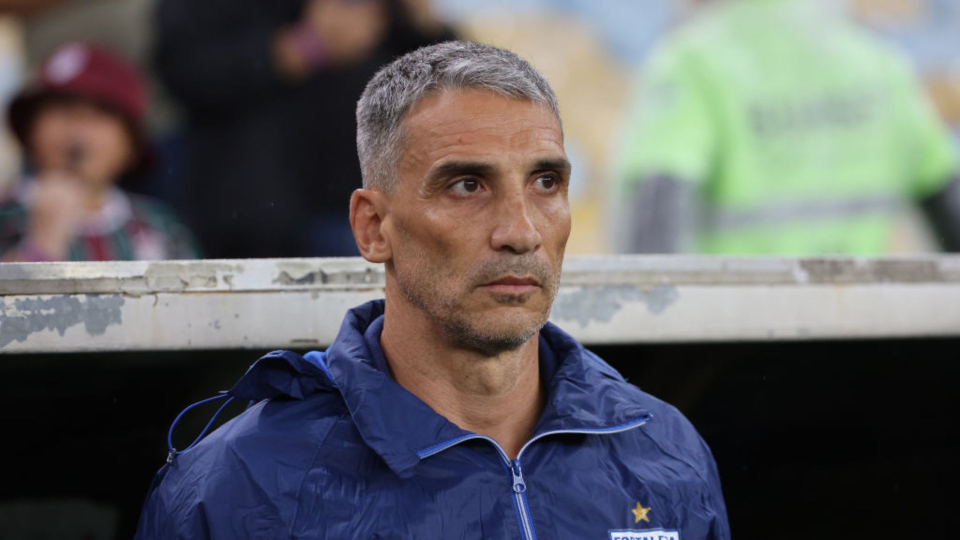 Juan Pablo Vojvoda e sua comissão técnica durante a homenagem especial no Centro de Excelência Alcides Santos