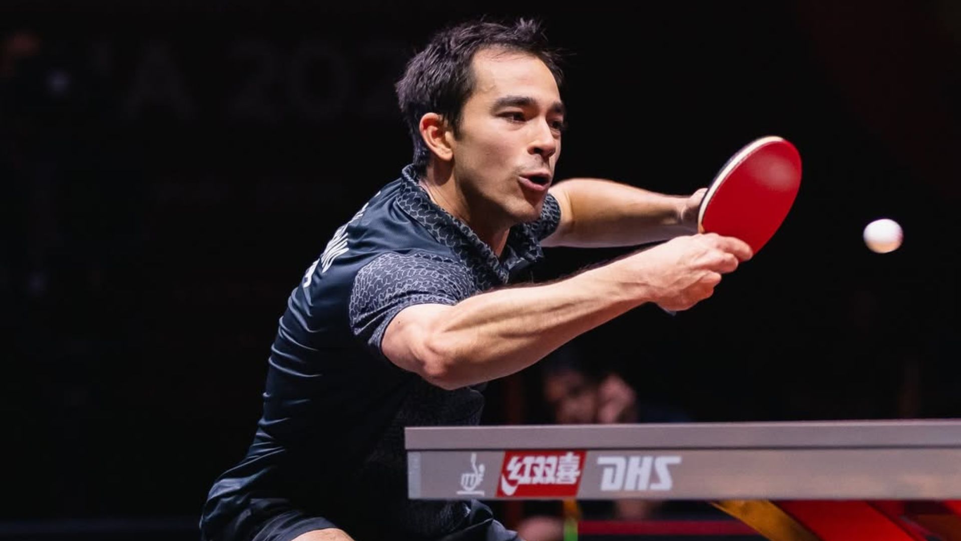 Hugo Calderano comemora a conquista da medalha de prata no Mundial de Tênis de Mesa