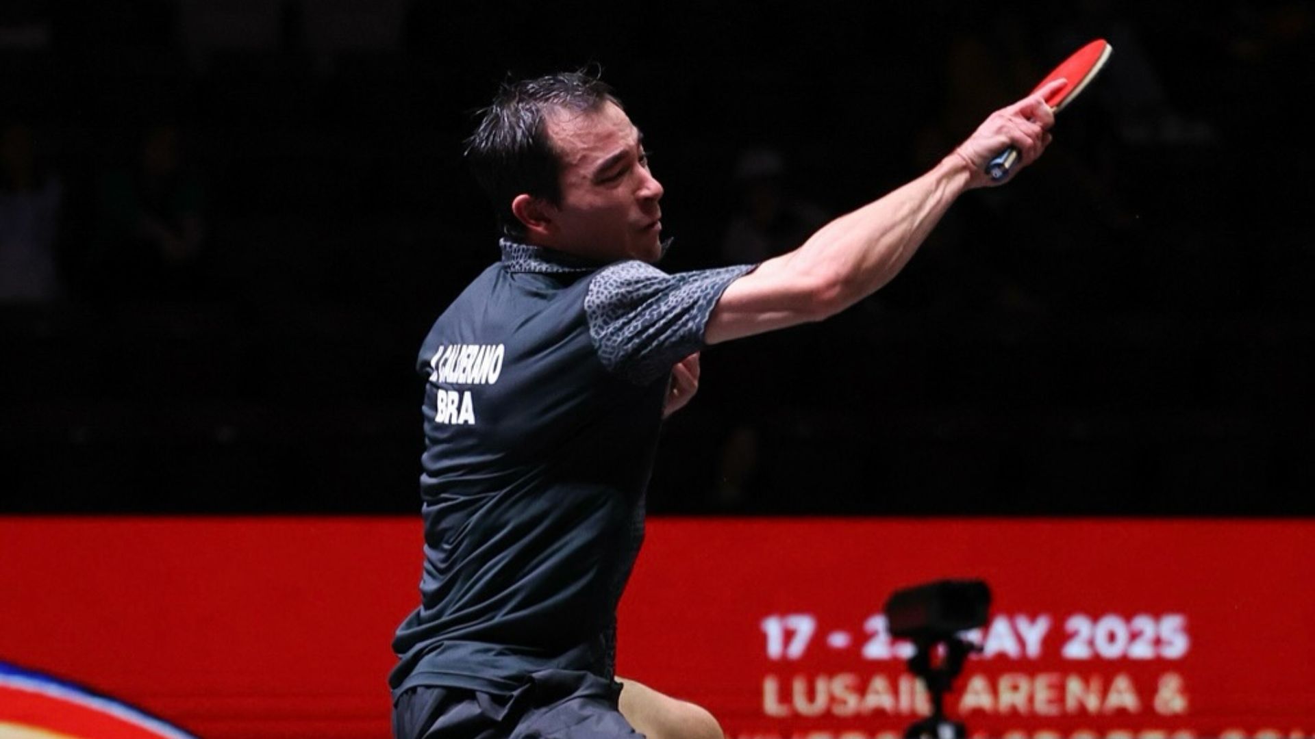 Hugo Calderano e Wang Chuqin competindo na final do Mundial de Tênis de Mesa