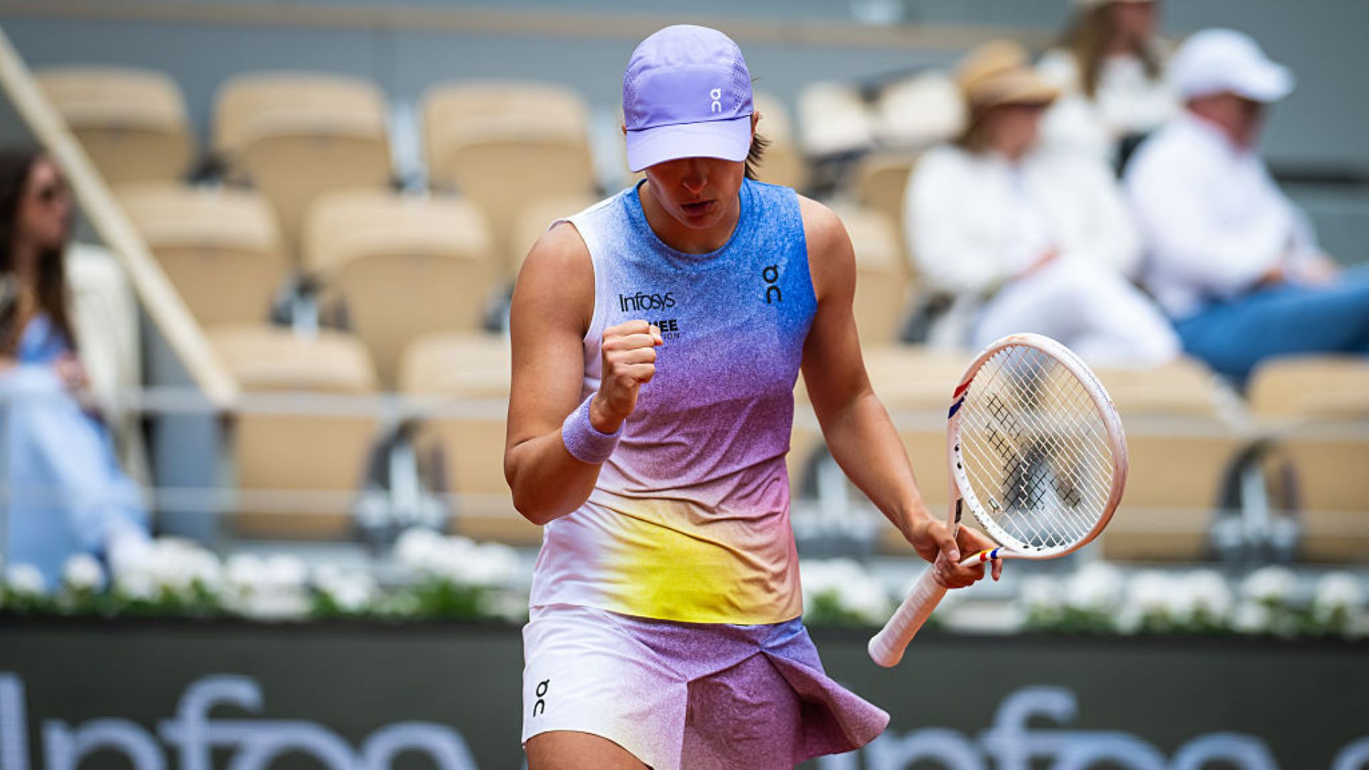 Iga Swiatek comemorando vitória sobre Emma Raducanu em Roland Garros