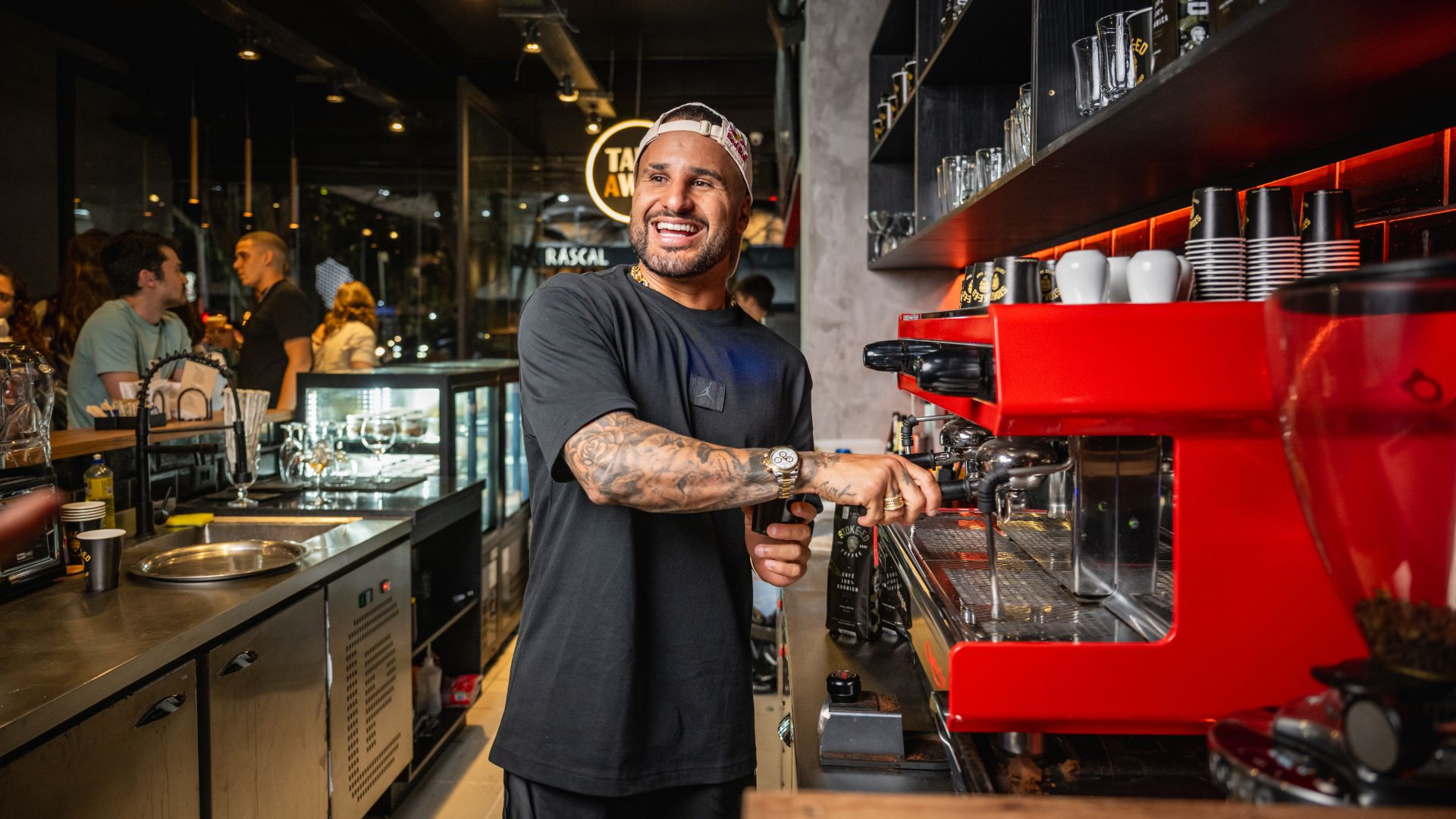news.img_alt Italo Ferreira na inauguração da Stoke-Ed Coffee em São Paulo