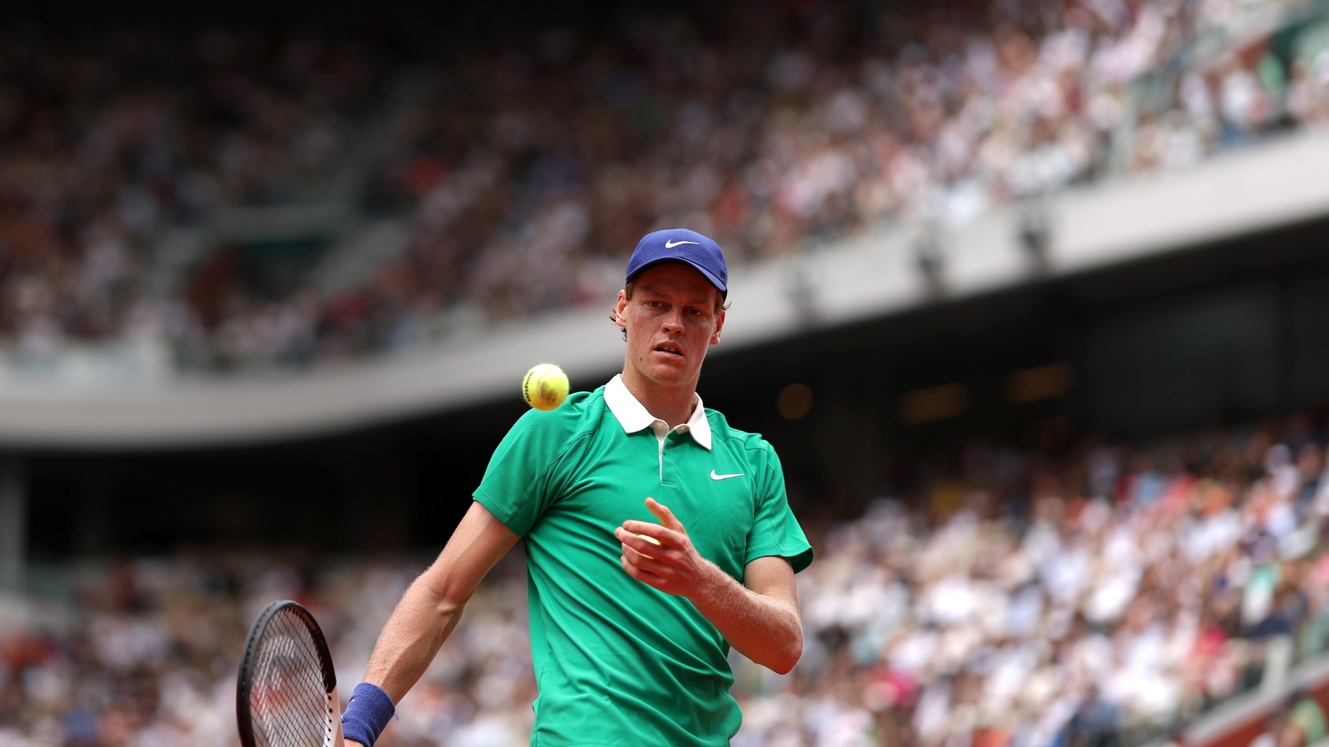 Jannik Sinner comemora vitória sobre Richard Gasquet em Roland Garros