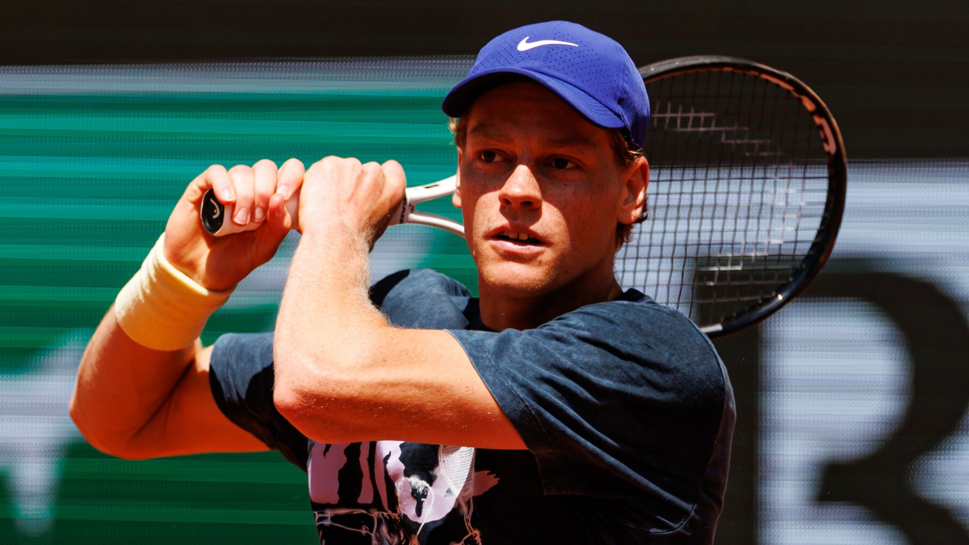 Jannik Sinner se preparando para Roland Garros