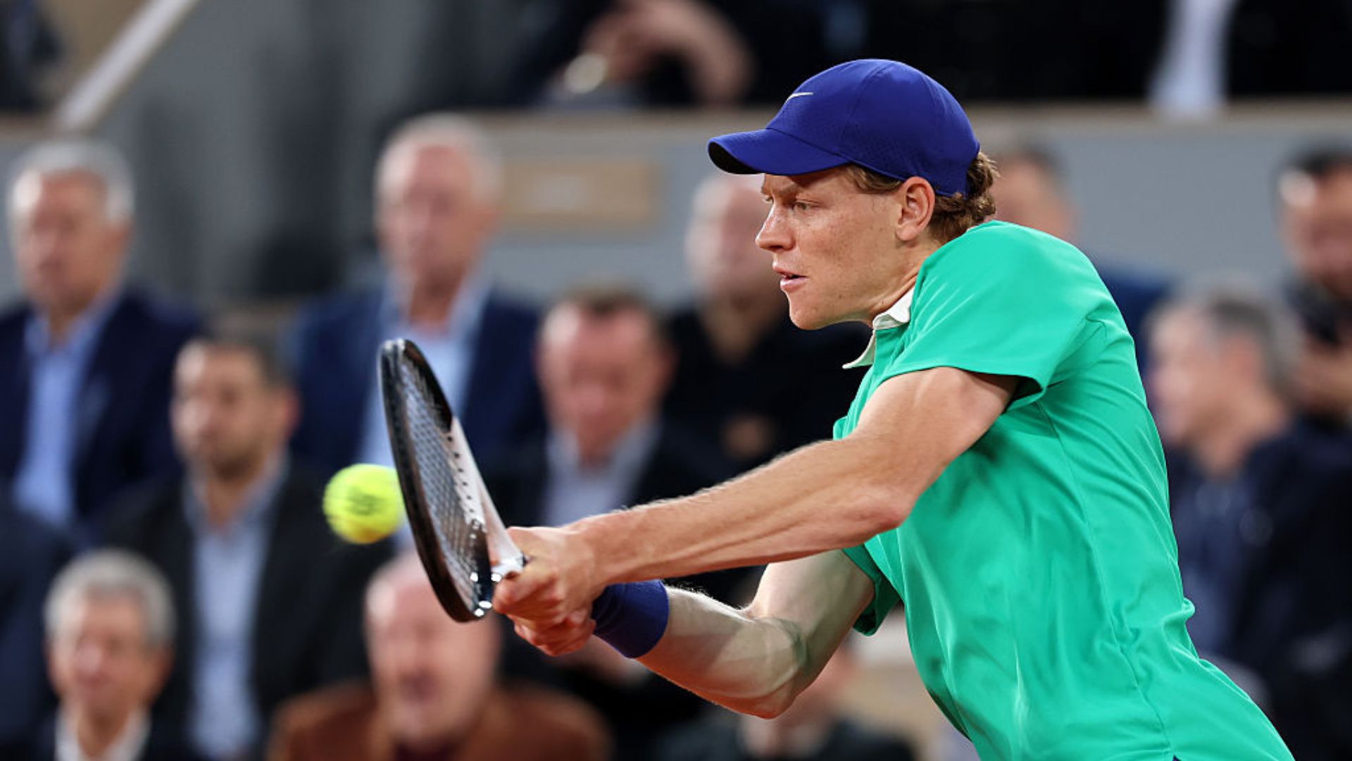 Jannik Sinner comemorando vitória em Roland Garros