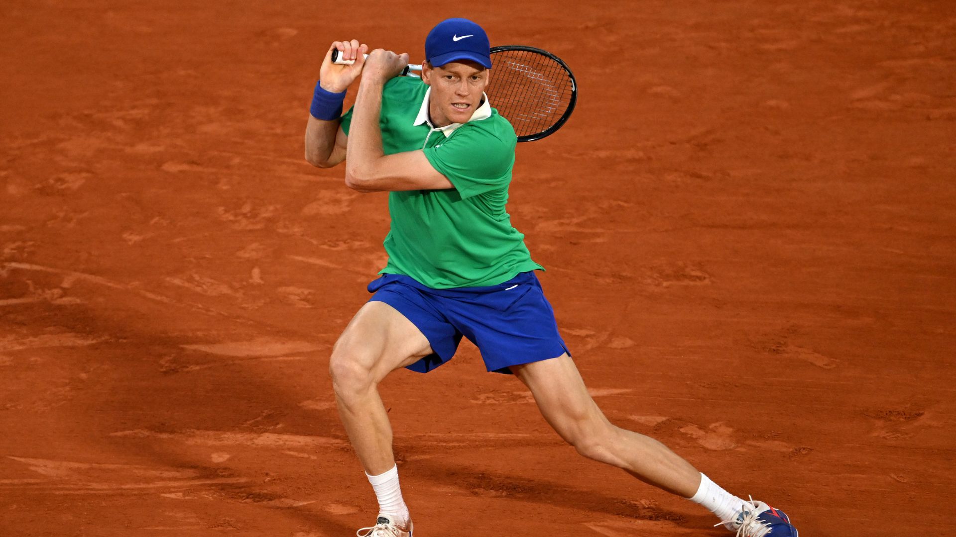 Jannik Sinner em ação na temporada de saibro - expectativas para Roland Garros