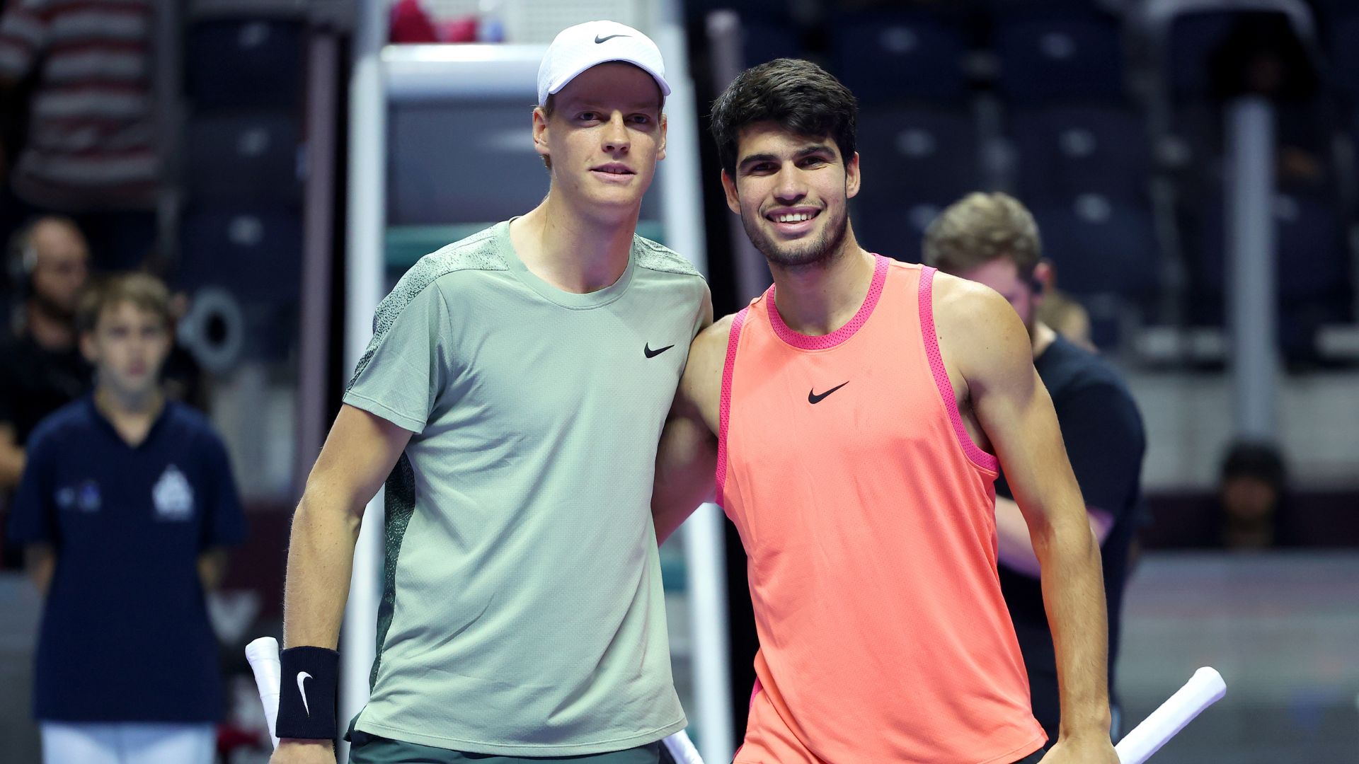 Jannik Sinner praticando tênis durante treino com Jack Draper em Monte Carlo