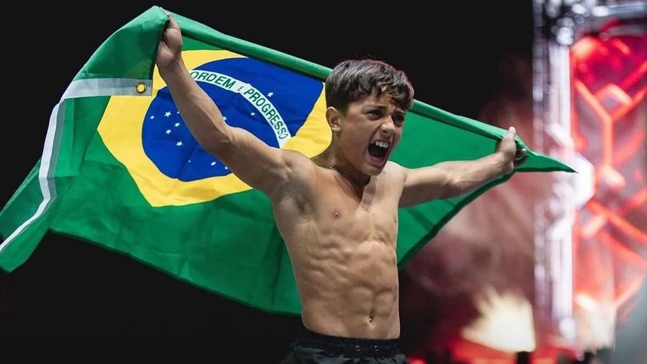 Jovem lutador brasileiro de Jiu Jitsu em ação no ADXC 10 em Moscou