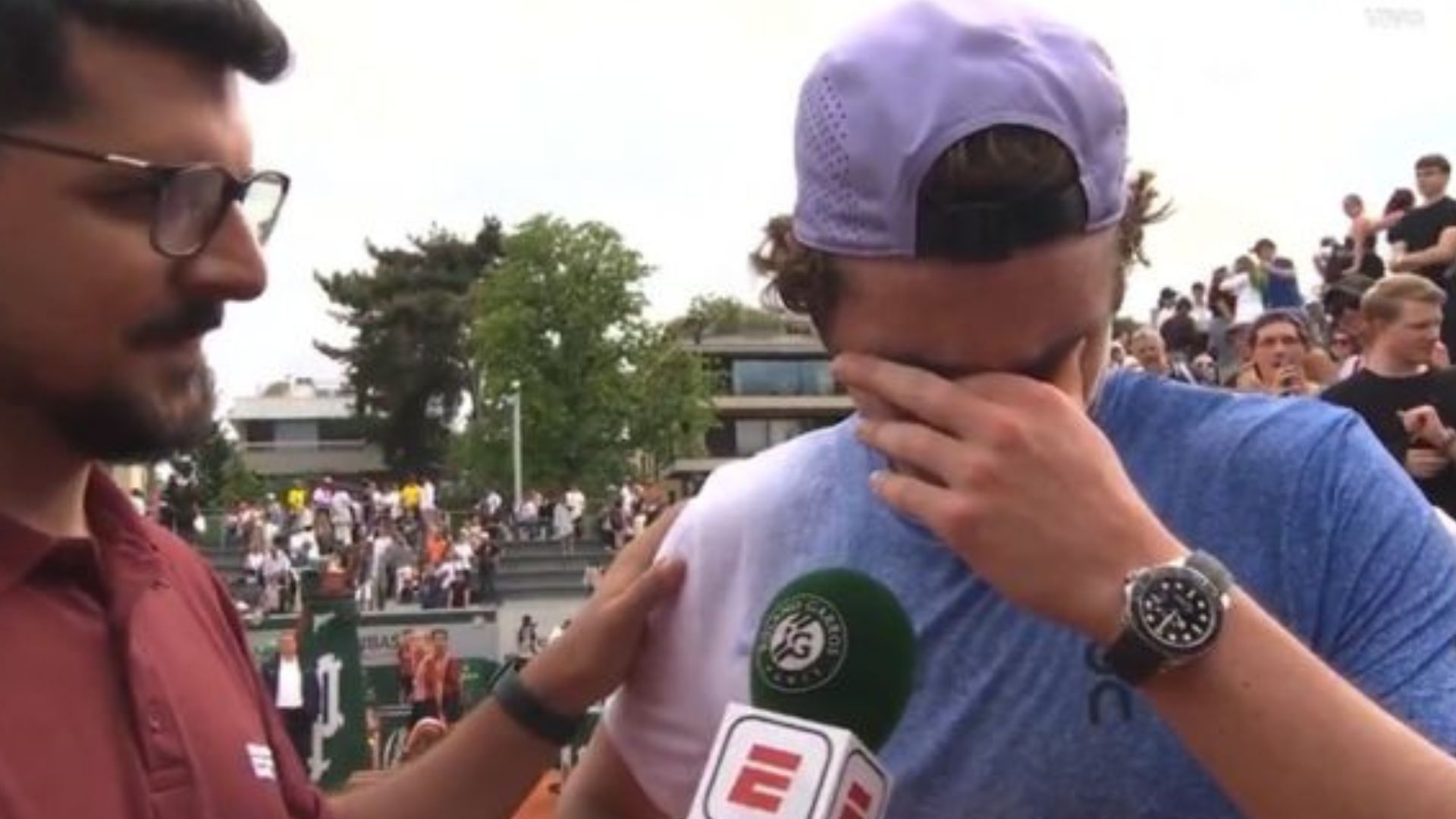João Fonseca celebra vitória emocionante em Roland Garros 2025
