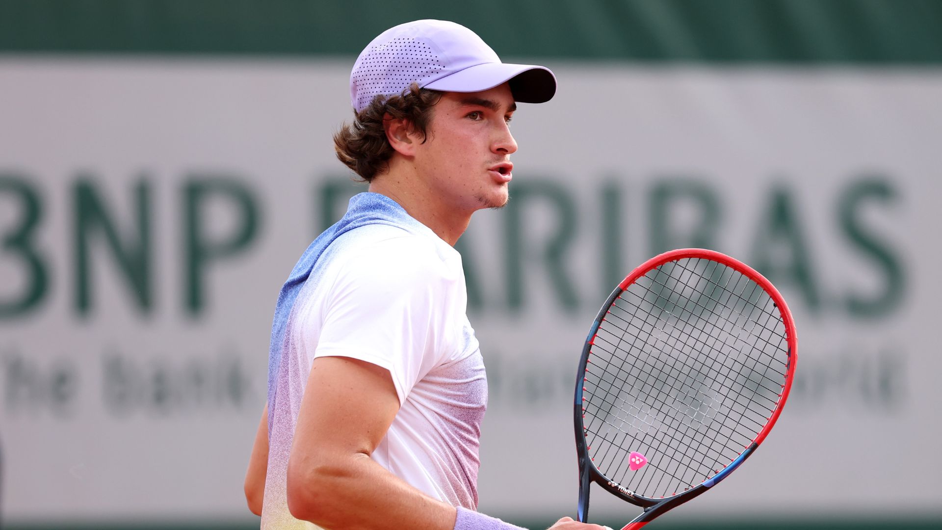 João Fonseca comemorando vitória em Roland Garros 2025