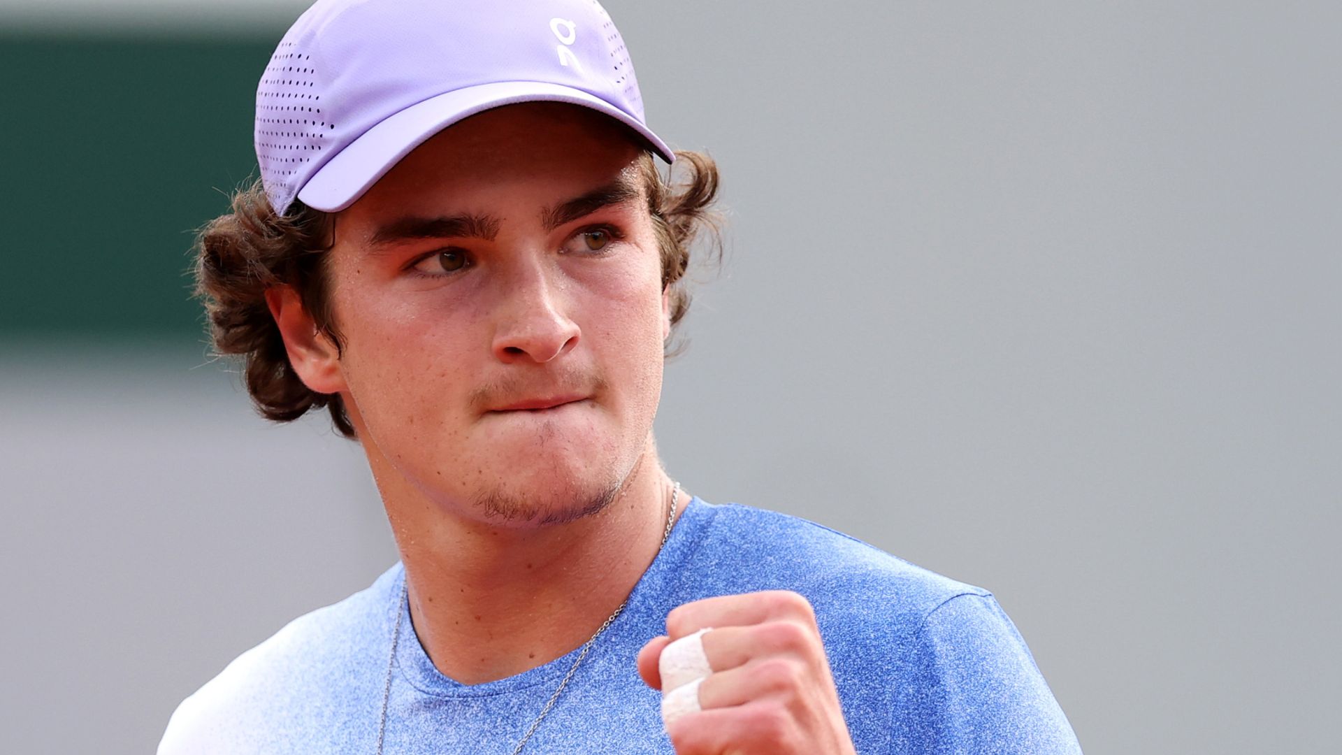 João Fonseca comemorando a vitória em Roland Garros