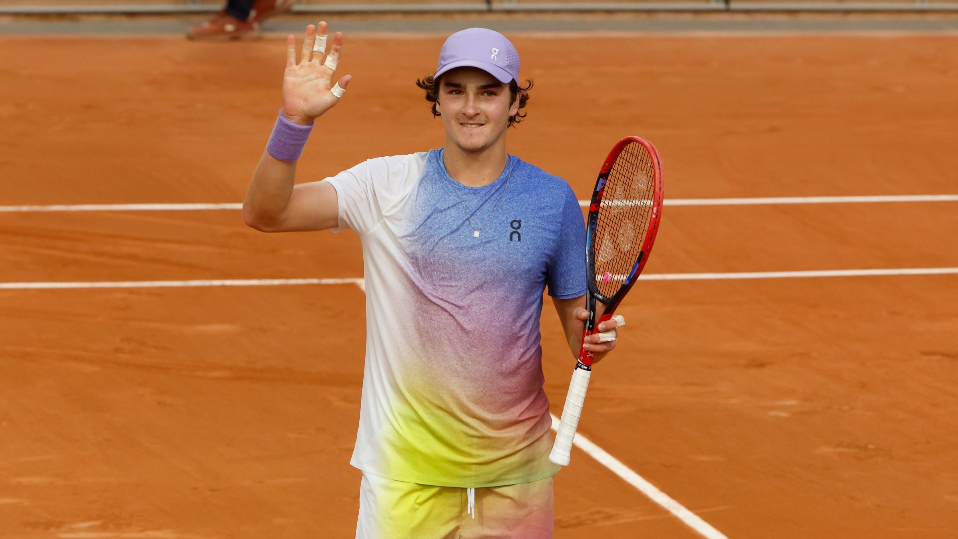 João Fonseca conquistando a vitória em Roland Garros