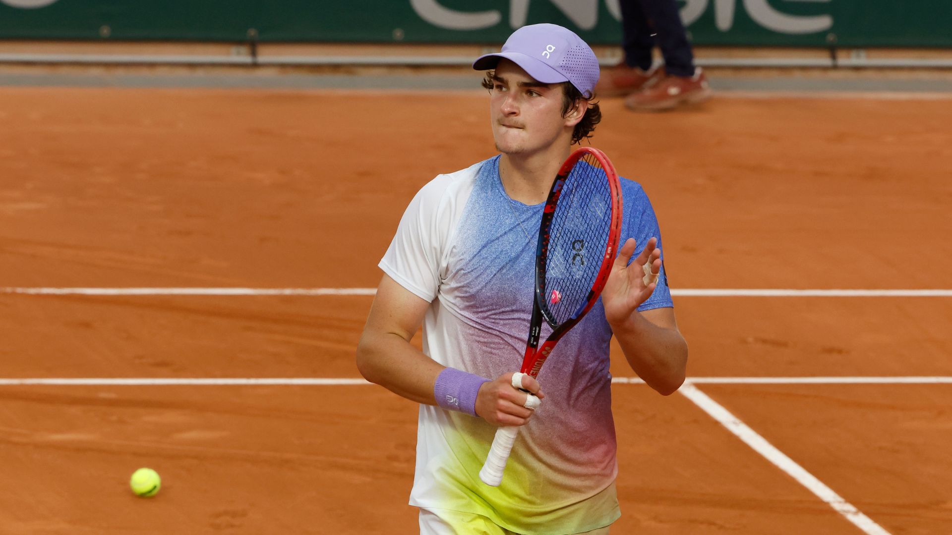 João Fonseca comemora vitória sobre Hubert Hurkacz em Roland Garros