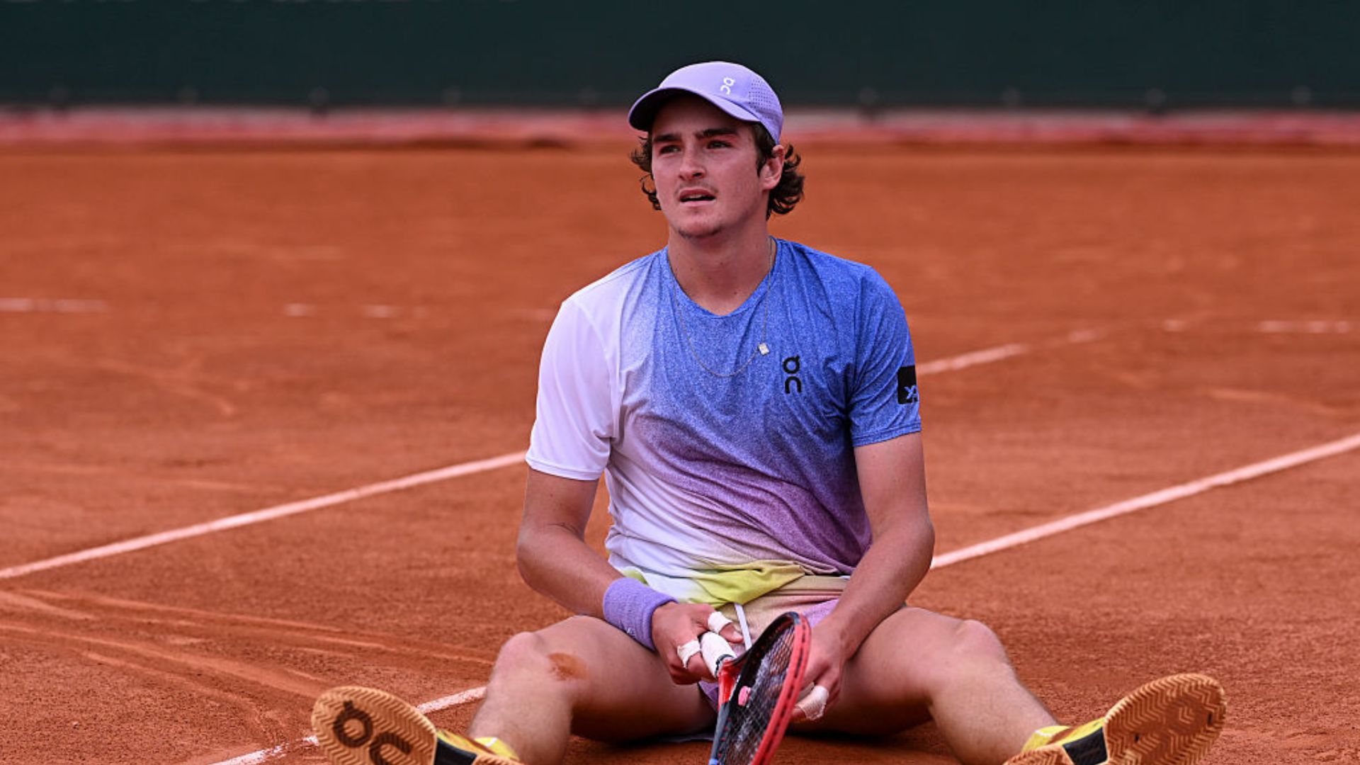 João Fonseca comemora sua vitória em Roland Garros