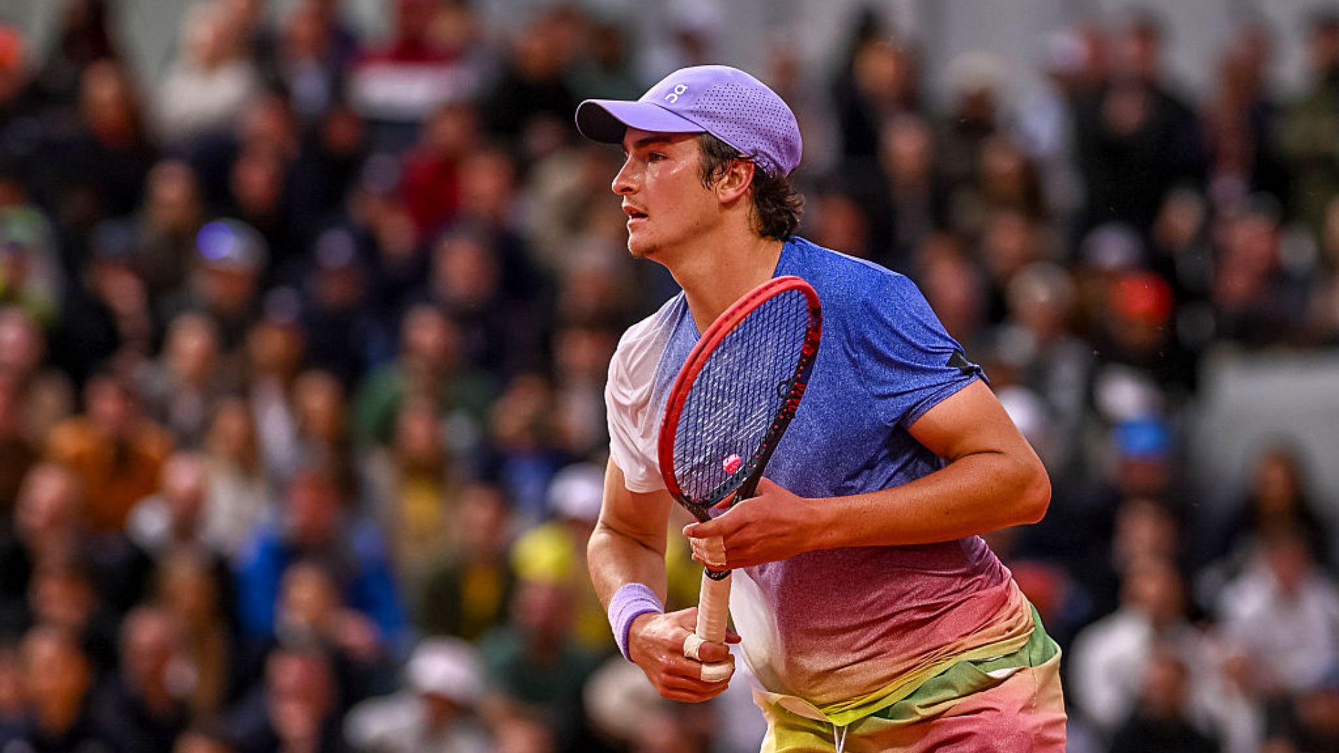 João Fonseca comemora sua vitória em Roland Garros