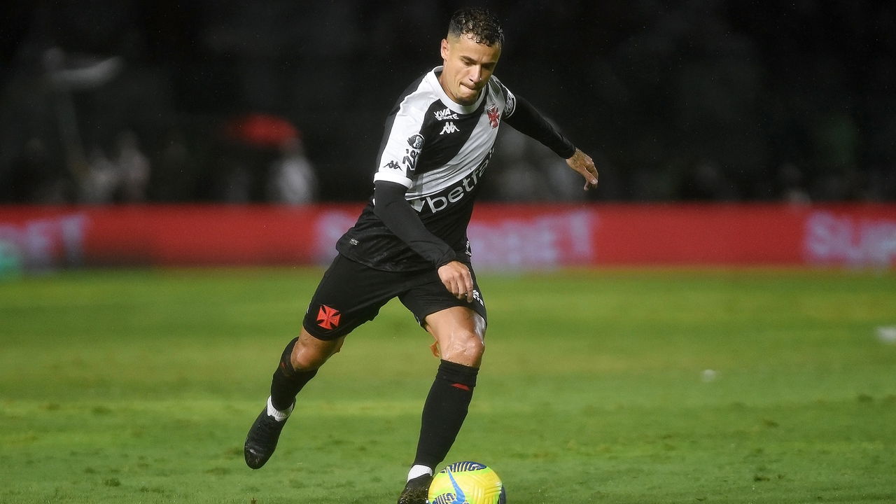 Jogador decepcionado no campo de futebol