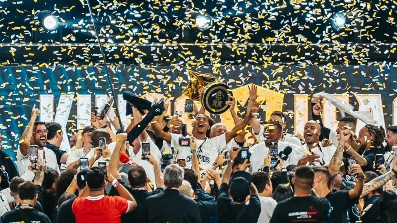 Jogadores de fut7 em ação durante um jogo emocionante da Kings League Brasil