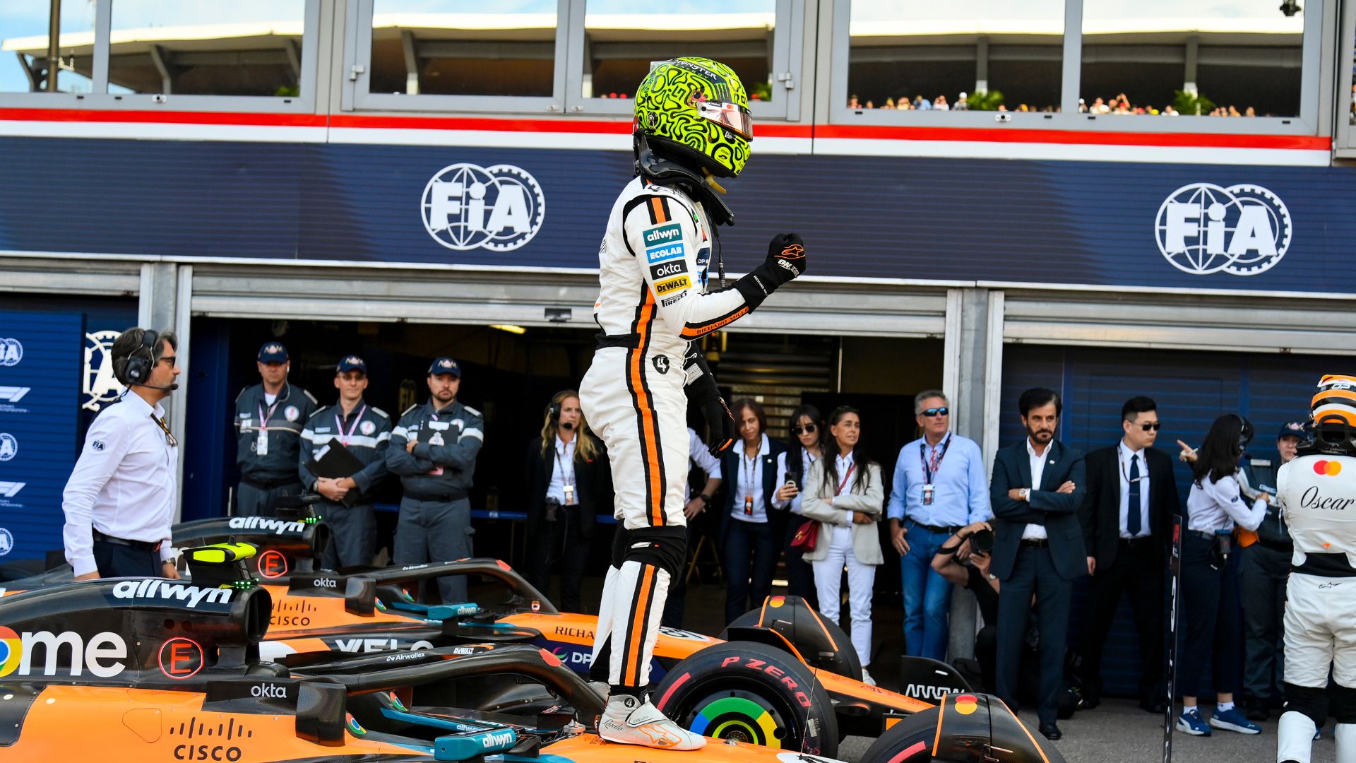 Lando Norris levanta o troféu da vitória em Mônaco