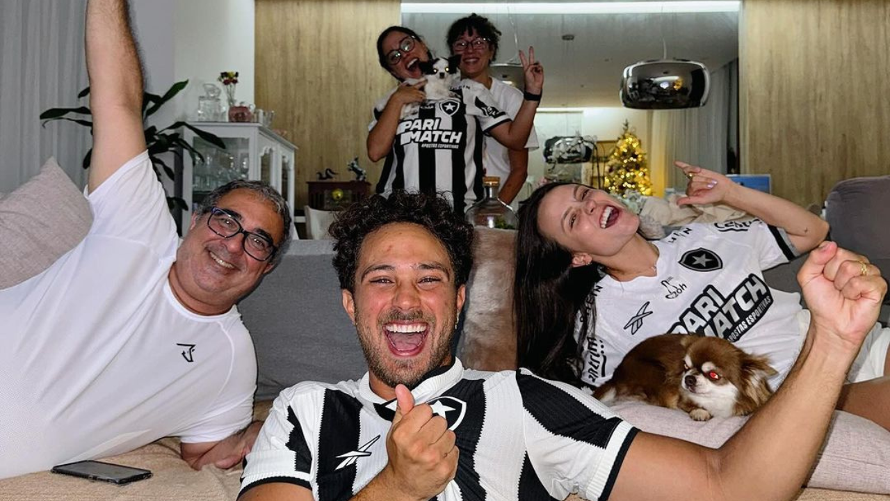 Larissa Manoela apoiando o Botafogo na Libertadores
