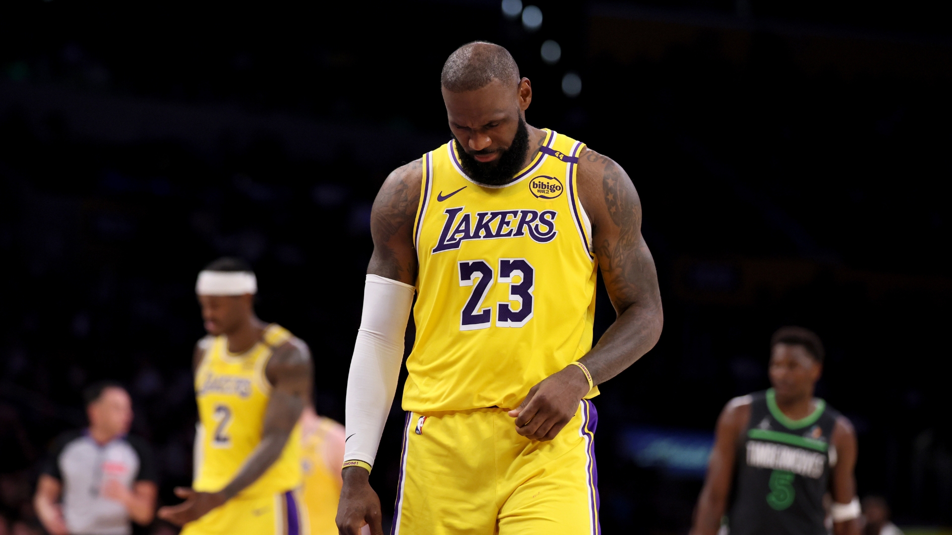LeBron James em ação durante o jogo dos Lakers contra o Timberwolves