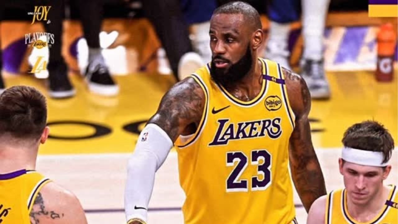 LeBron James em quadra pensativo sobre seu futuro na NBA