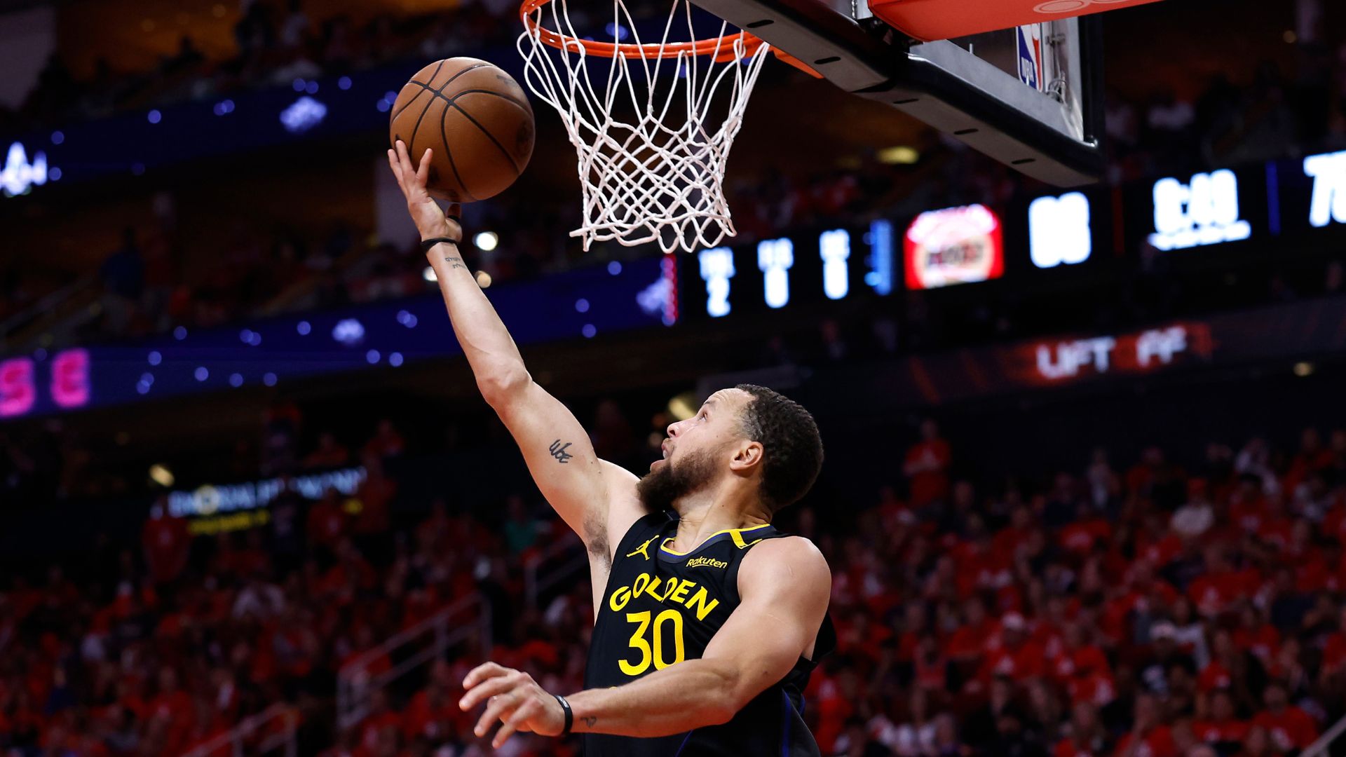 LeBron James emocionado ao deixar a quadra após eliminação nos playoffs da NBA
