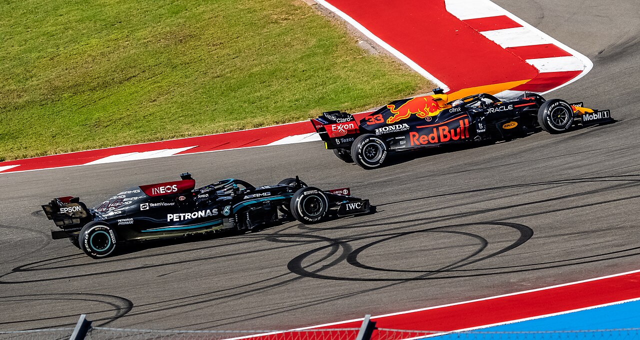 Lewis Hamilton comemorando uma pole position histórica na Fórmula 1