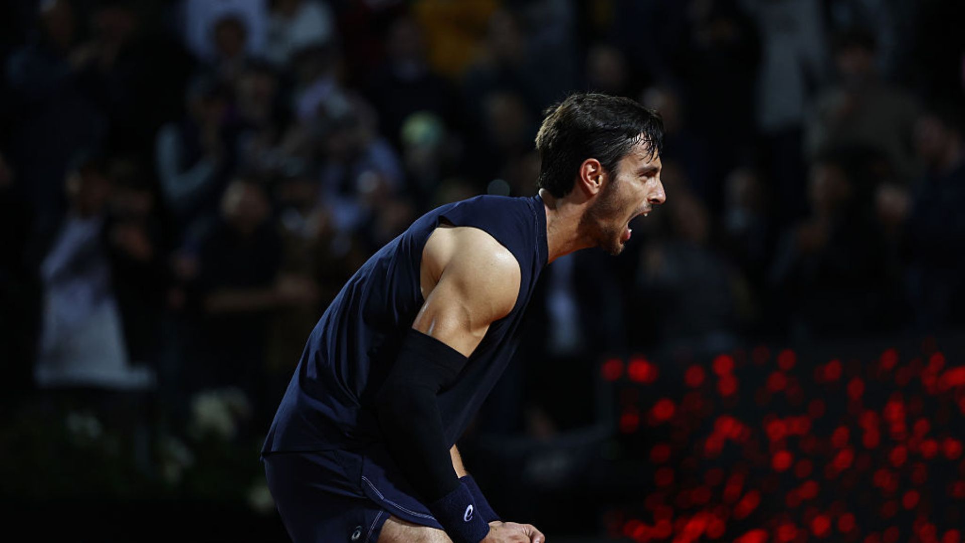 Lorenzo Musetti comemora vitória no Roma Open 2025