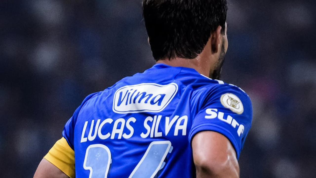 Lucas Silva celebrando gol pelo Cruzeiro