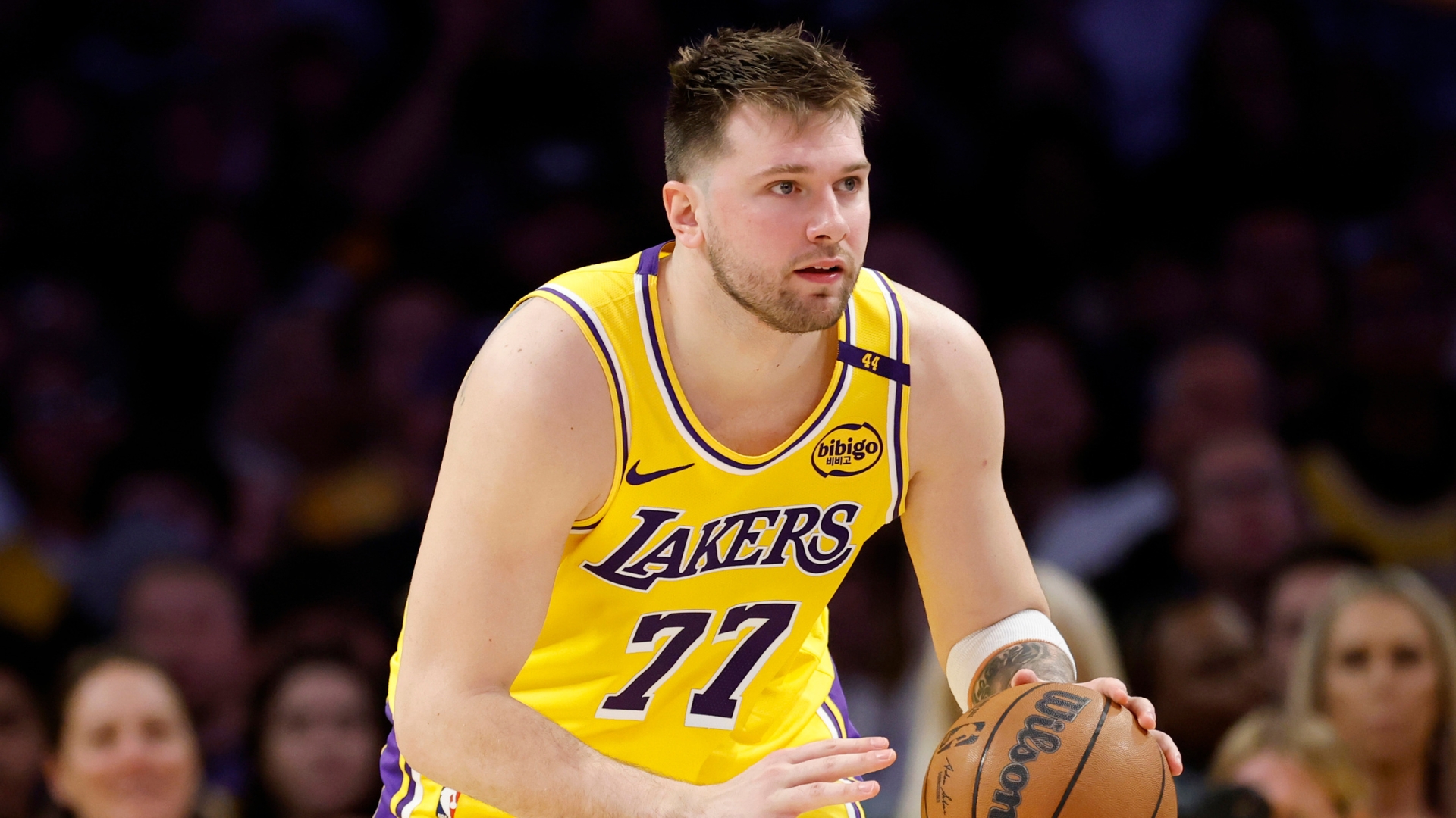 Luka Doncic em boa forma física acompanhando jogo do Real Madrid