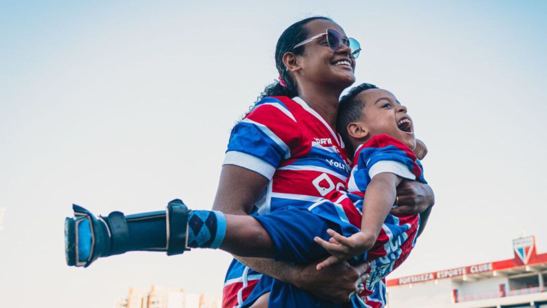 Mãe e filho tricolor compartilham momento emocionante no estádio do Fortaleza Esporte Clube