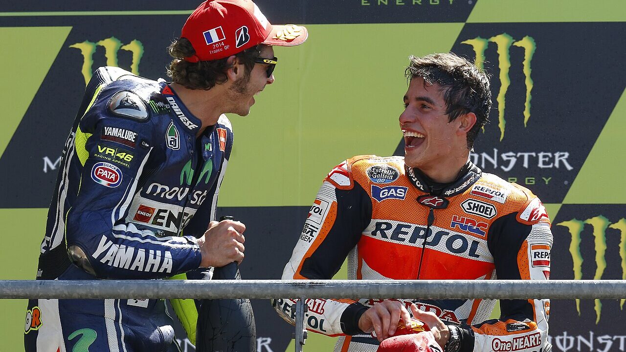 Marc Márquez e Valentino Rossi em plena batalha na pista da MotoGP